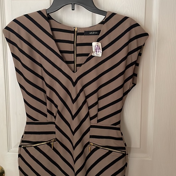Ark & Co Dresses & Skirts - NEW with tags Ark & Co fabulous dress size small. Stunning!!